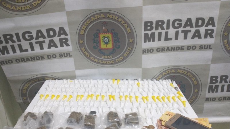 Foram apreendidos 186 pinos de cocaína, 12 porções de maconha, 01 telefone celular e a quantia de R$ 97,45.