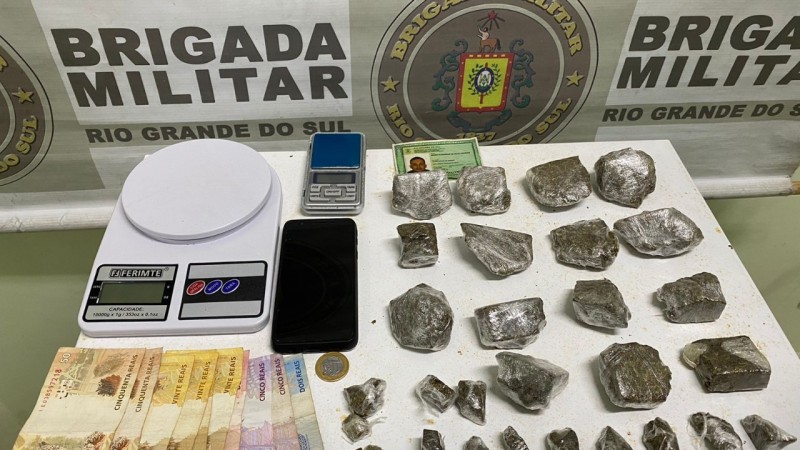 Foram apreendidas 14 porções de maconha, 15 tabletes de maconha, 02 balanças de precisão, um telefone celular e R$ 203,00.