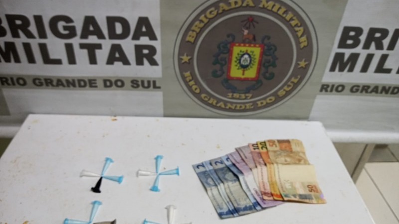 Foram apreendidos 16 pinos de cocaína e a quantia de R$ 100,00. 