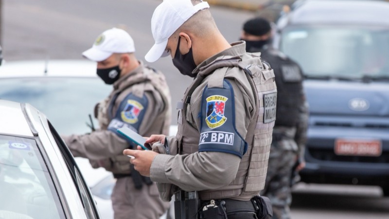 Na imagem aparecem os policiais em abordagem