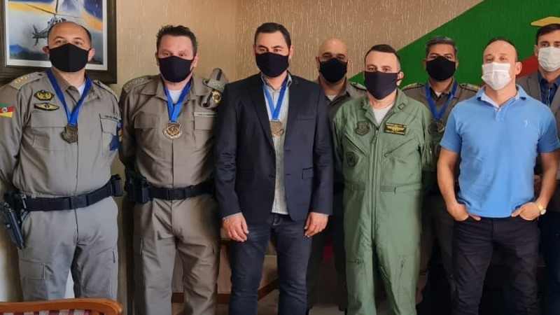 Comandante do 7° BPM recebe Comenda do Comando de Aviação