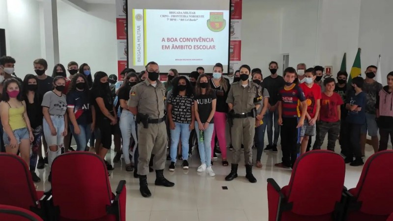 Brigada Militar participa de conversa com alunos da Escola Nelson Piccinini em Vista Gaúcha