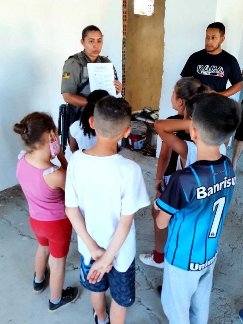 A guarnição realizou a distribuição de material educativo com dicas de segurança aos pequenos.