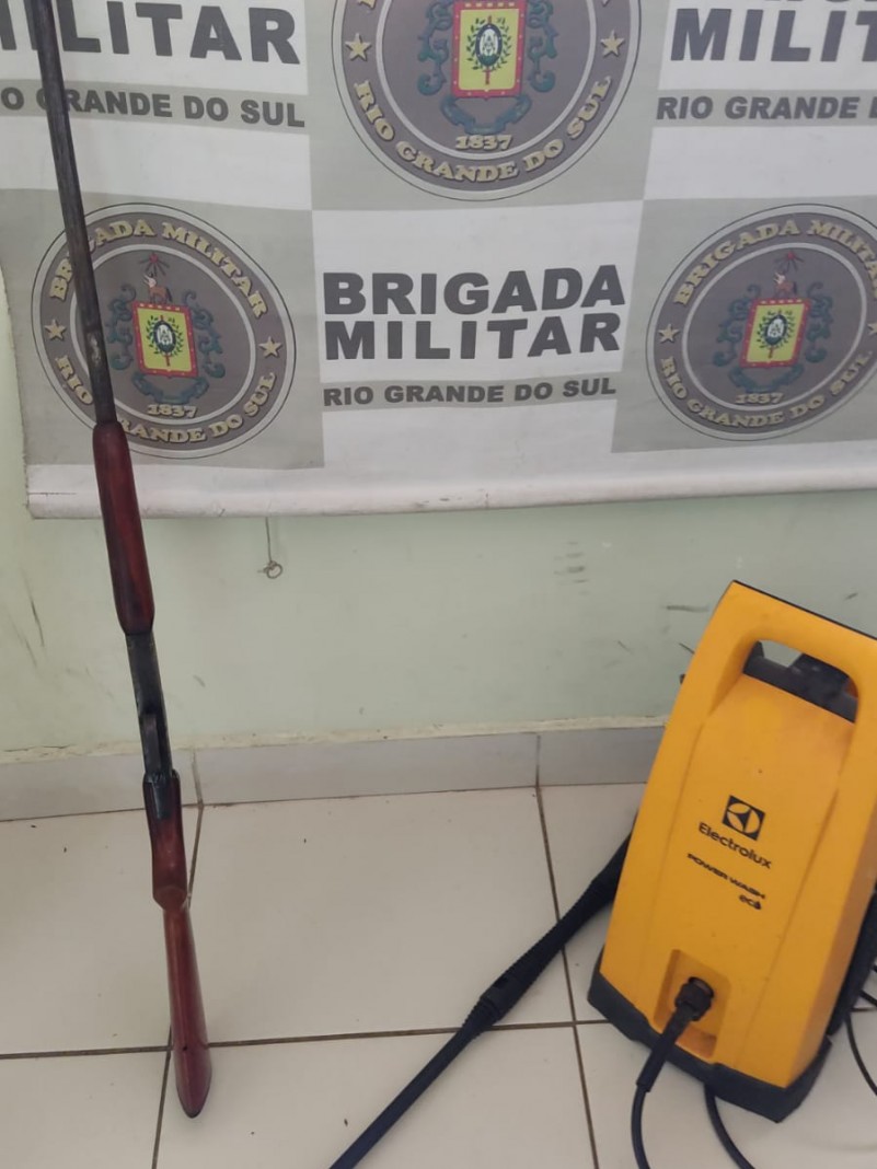 Com a dupla foi apreendida uma espingarda marca Rossi, calibre .32 e uma lavadora de alta pressão.