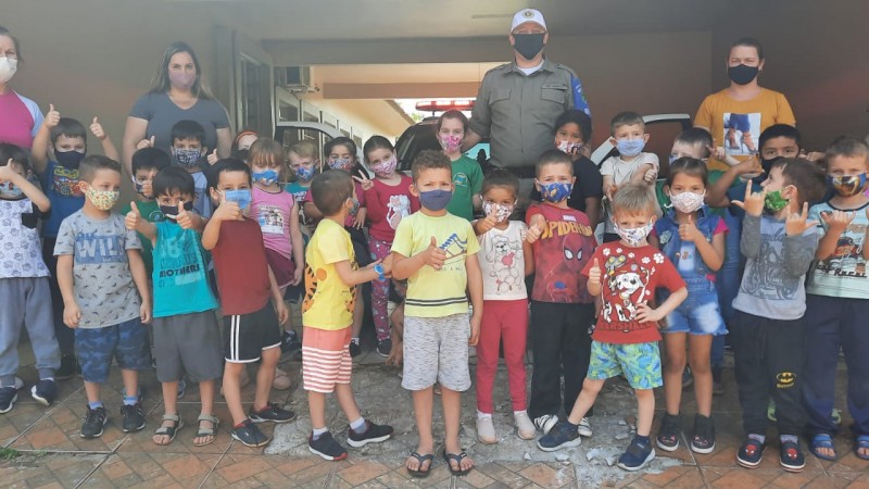 Visita de alunos ao quartel da Brigada Militar