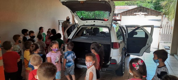 Visita de alunos ao quartel da Brigada Militar