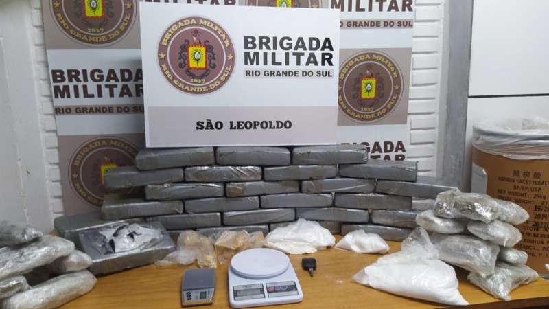 Foto das drogas empilhadas em uma mesa
