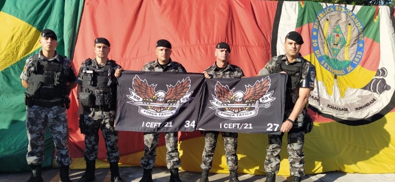 Soldados do 2º BPAT formados no curso e colegas que prestigiaram a formatura