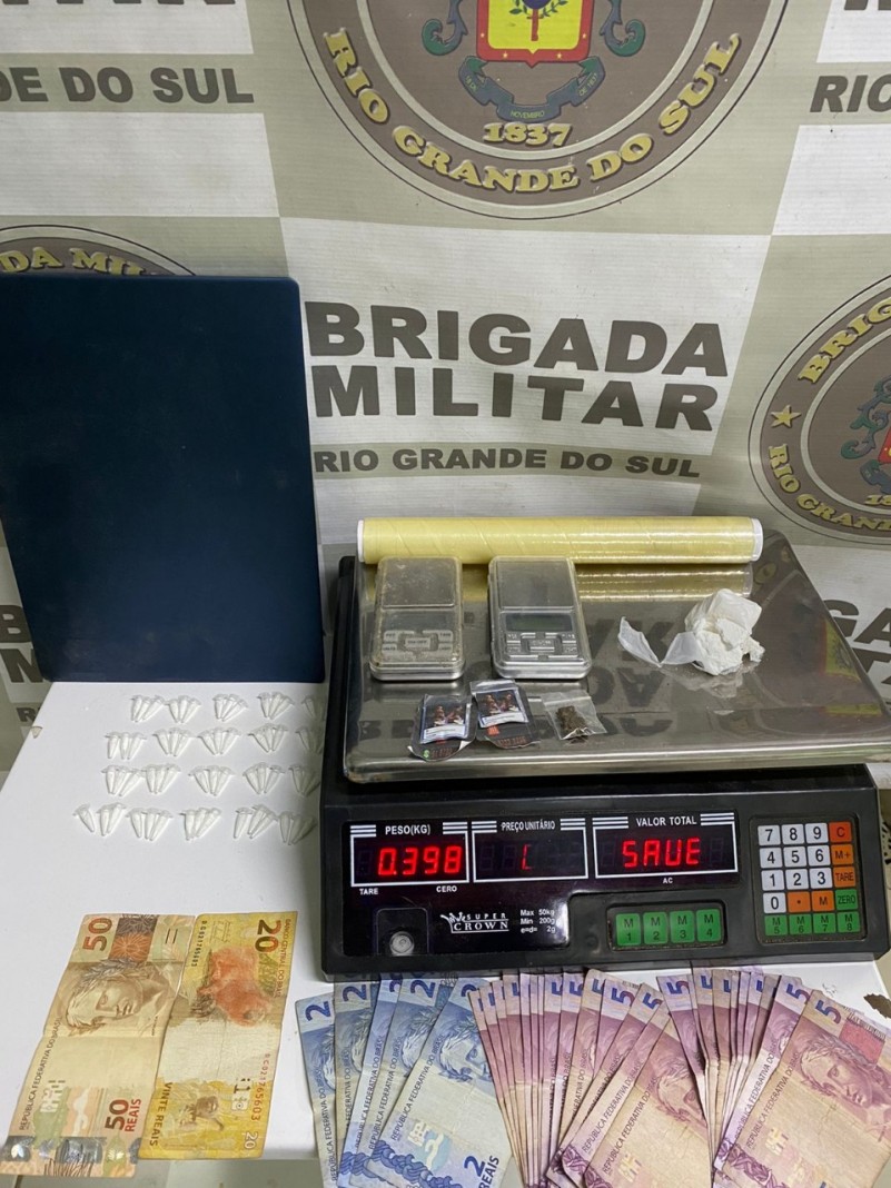 Mulher de 21 anos foi presa por tráfico de entorpecentes na Vila da Paz, em Cachoeirinha.