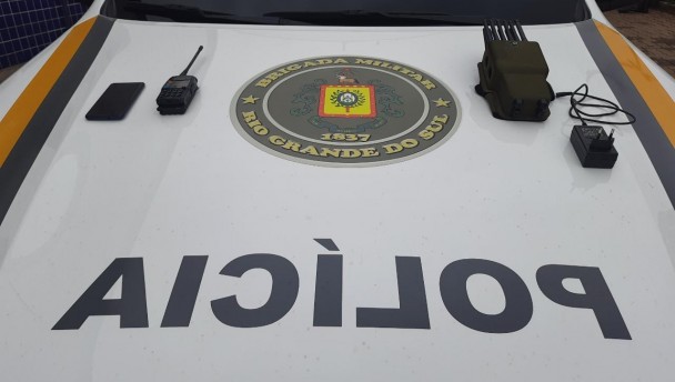 Com os indivíduos foi apreendido um rádio comunicador na frequência da Brigada Militar e um bloqueador de sinal de GPS.