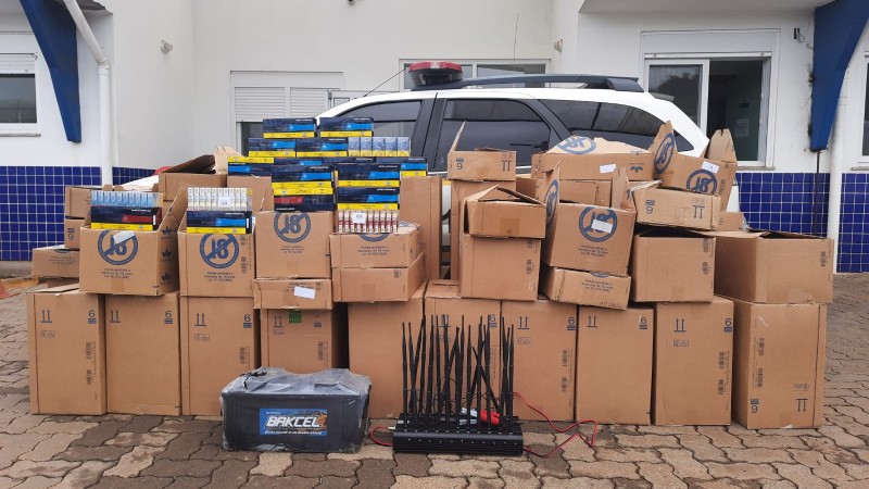 Guarnições do 26º Batalhão de Polícia Militar realizaram duas prisões por roubo a carga de cigarros e receptação de veículo.