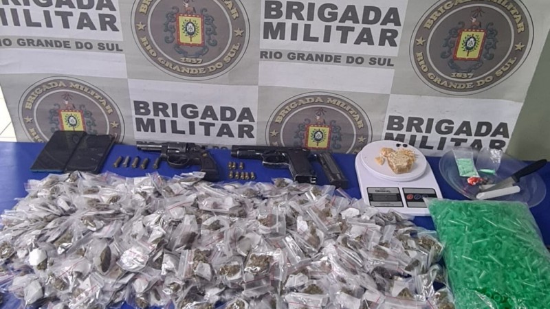 Foram apreendidas mais de 400 porções de maconha embaladas para venda, além de duas armas de fogo e outros materiais ilícitos.