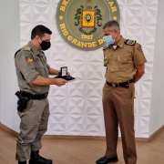 Coronel Santarosa entrega moeda da BM ao Coronel-PM Rodrigo Sousa Rodrigues