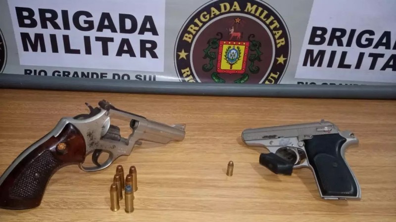 Porte ilegal de uso permitido e uso restrito de arma de fogo.