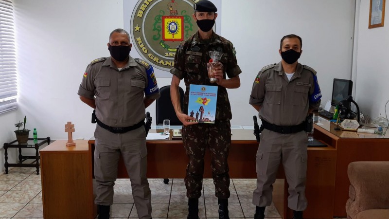 Comandante CRPO Missões recebe Subtenente do 1°BCom