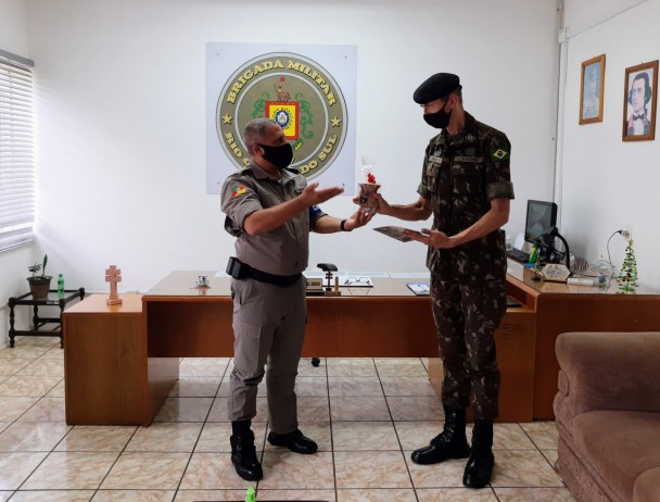 Comandante CRPO Missões recebe Subtenente do 1°BCom