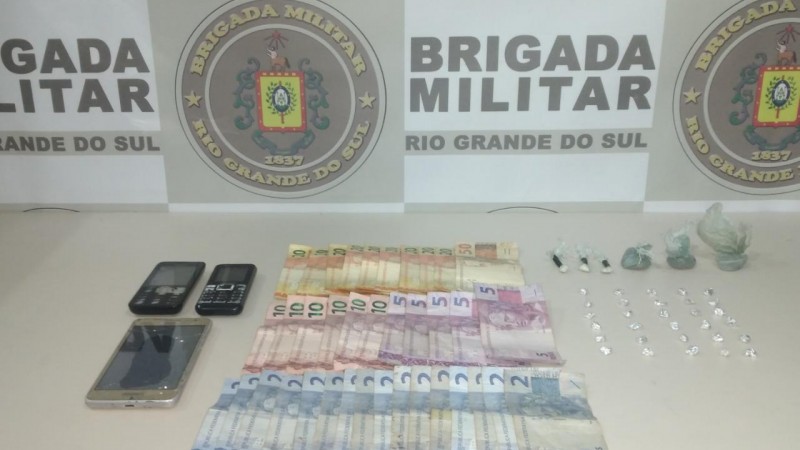Dinheiro, droga e celulares apreendidos