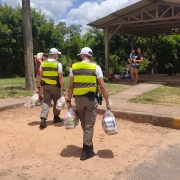 Policiais levando alimentos para população