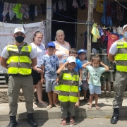 Criança fardada com a polícia militar