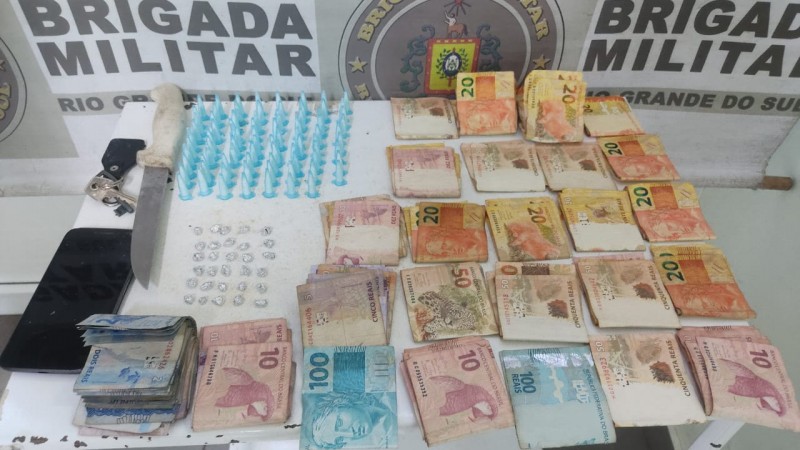Foram apreendidos 79 pinos de cocaína, 30 pedras de crack, 01 telefone celular e a quantia de R$ 2.500,00.