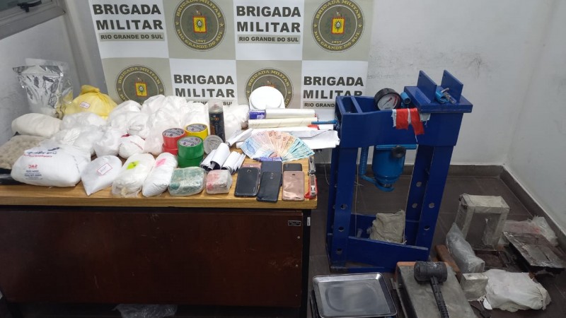 15º BPM prende 5 indivíduos na noite de terça-feira em Canoas e apreende mais de 20kg de insumos para fabricação de drogas