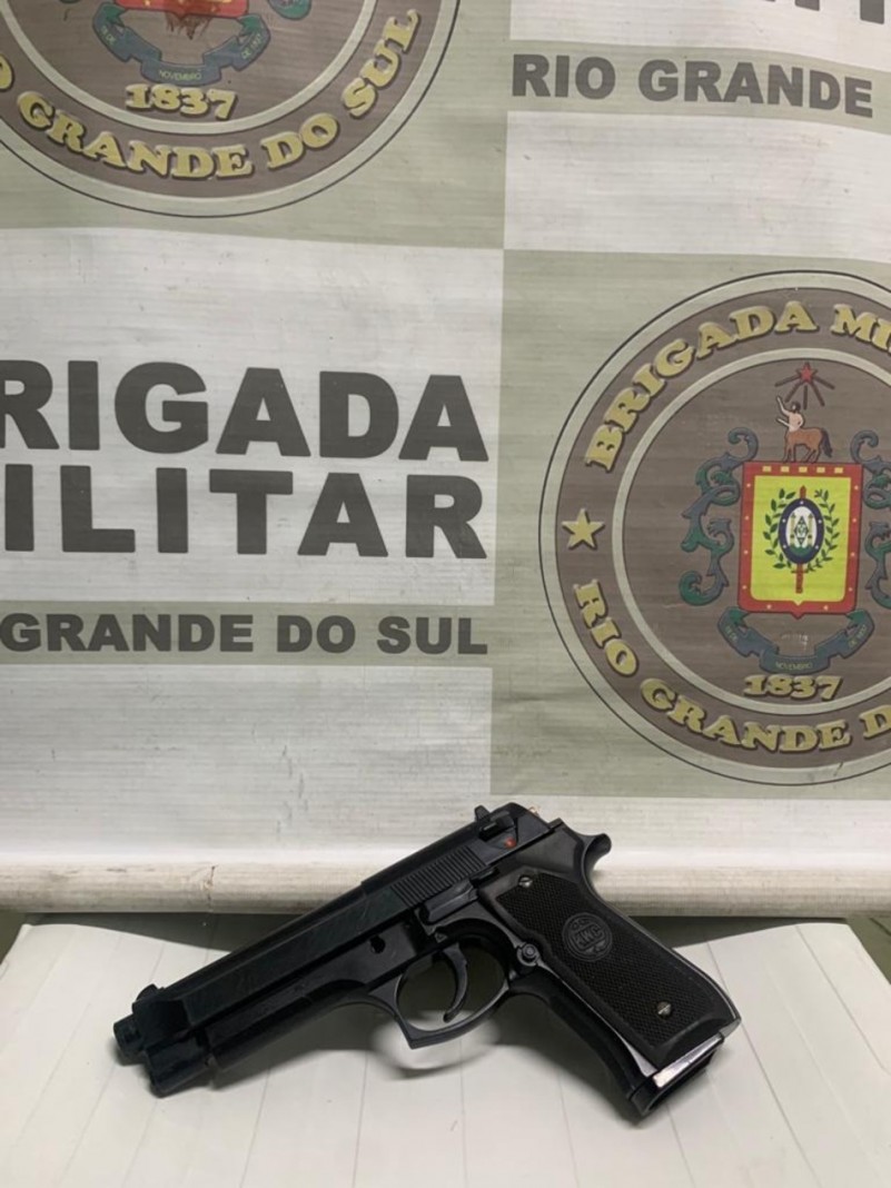 Com a dupla foi apreendido um simulacro de arma de fogo.