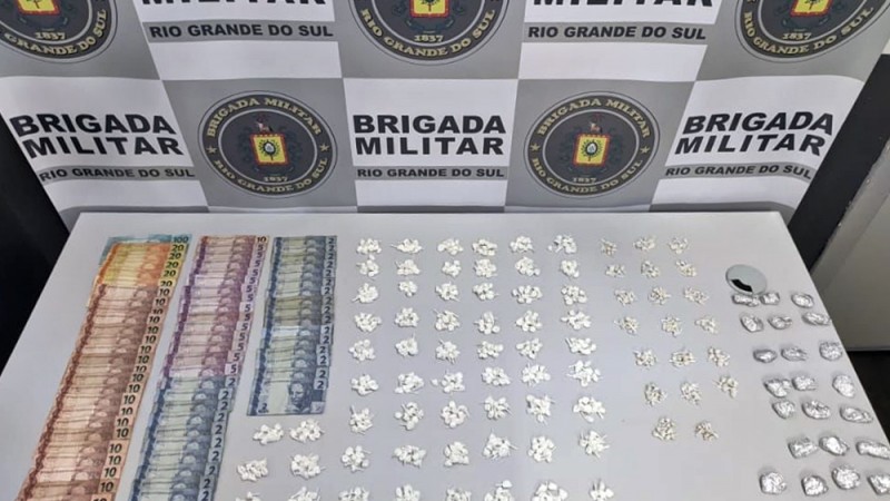 A imagem mostra as drogas e o dinheiro apreendido sobre uma mesa