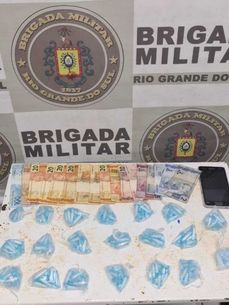 Com o indivíduo foram localizados 255 pinos de cocaína e a quantia de R$ 343,00.