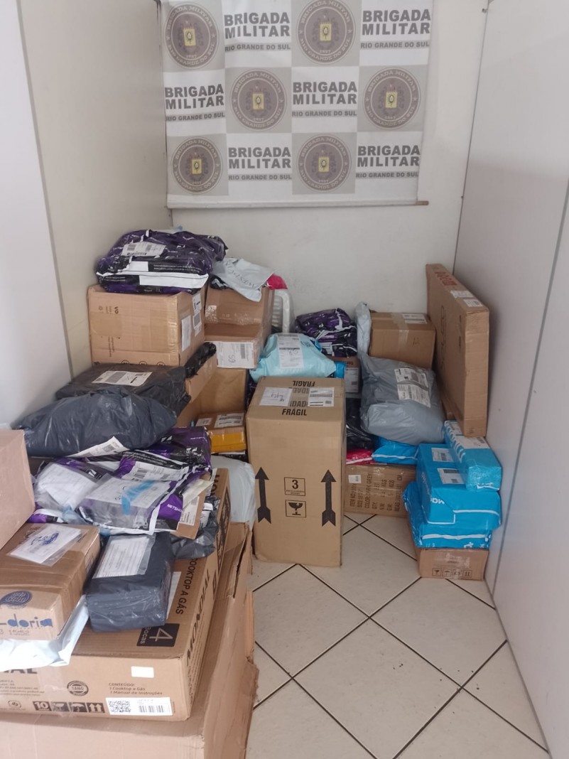 Com a dupla foram apreendidos diversos equipamentos eletroeletrônicos, os quais haviam sido roubados de um veículo Fiat/Fiorino.
