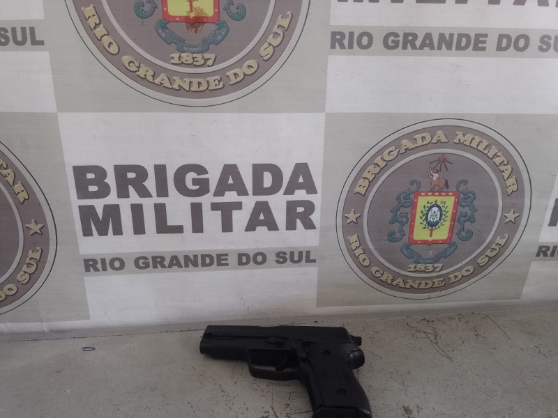 Além do material subtraído, foi apreendida uma réplica de arma de fogo.