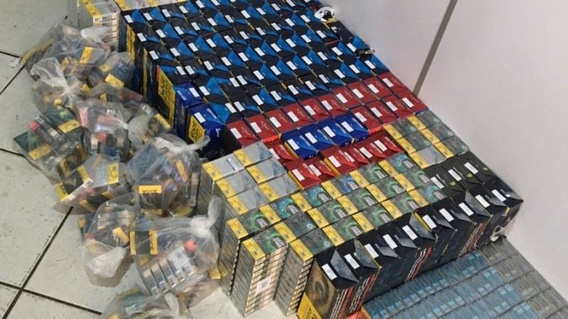 Foram apreendidas 2.136 carteiras de cigarro, que haviam sido roubadas no bairro Sarandi, em Porto Alegre.
