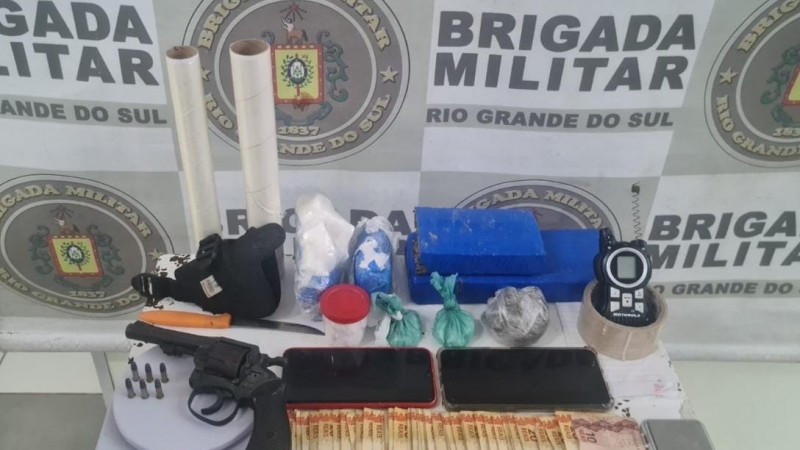 Dupla foi presa por tráfico de entorpecentes e porte ilegal de arma de fogo.