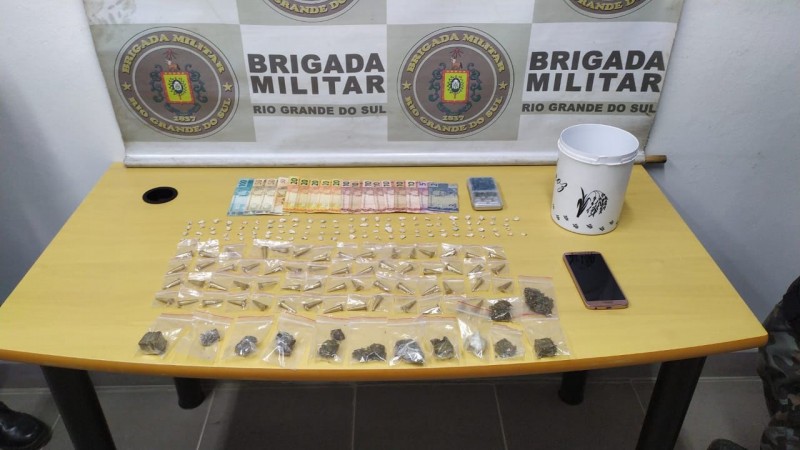 Força Tática do 31º BPM prende dois homens e uma mulher por tráfico de drogas em Guaíba
