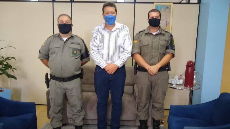 Prefeito e Oficiais da BM