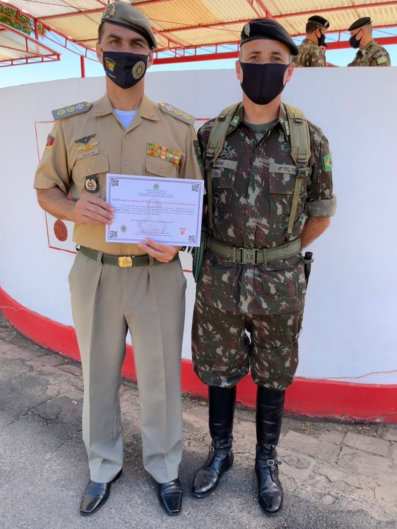 CEL DO 1º BPAF RECEBE HONRARIA DO 8º RCMEC