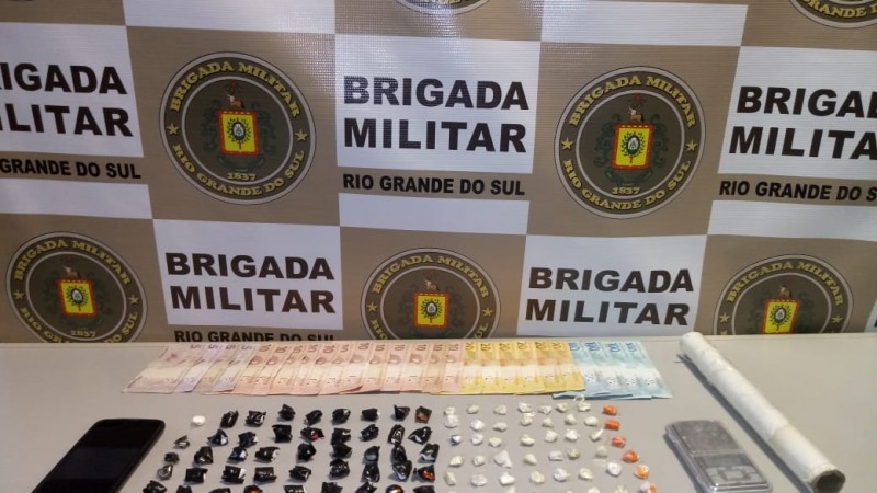 Drogas, dinheiro, celular, balança de precisão e papel filme apreendidos