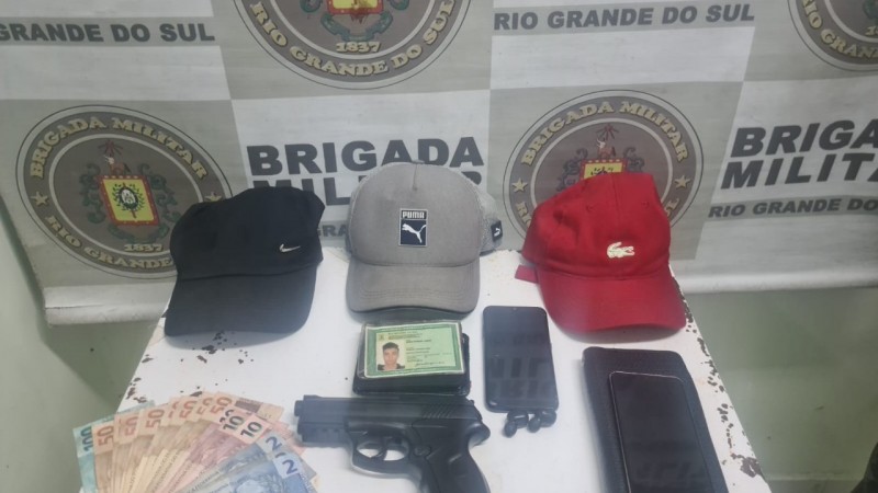 Com o homem foi apreendido um simulacro de arma de fogo e os pertences que haviam sido subtraídos da vítima.