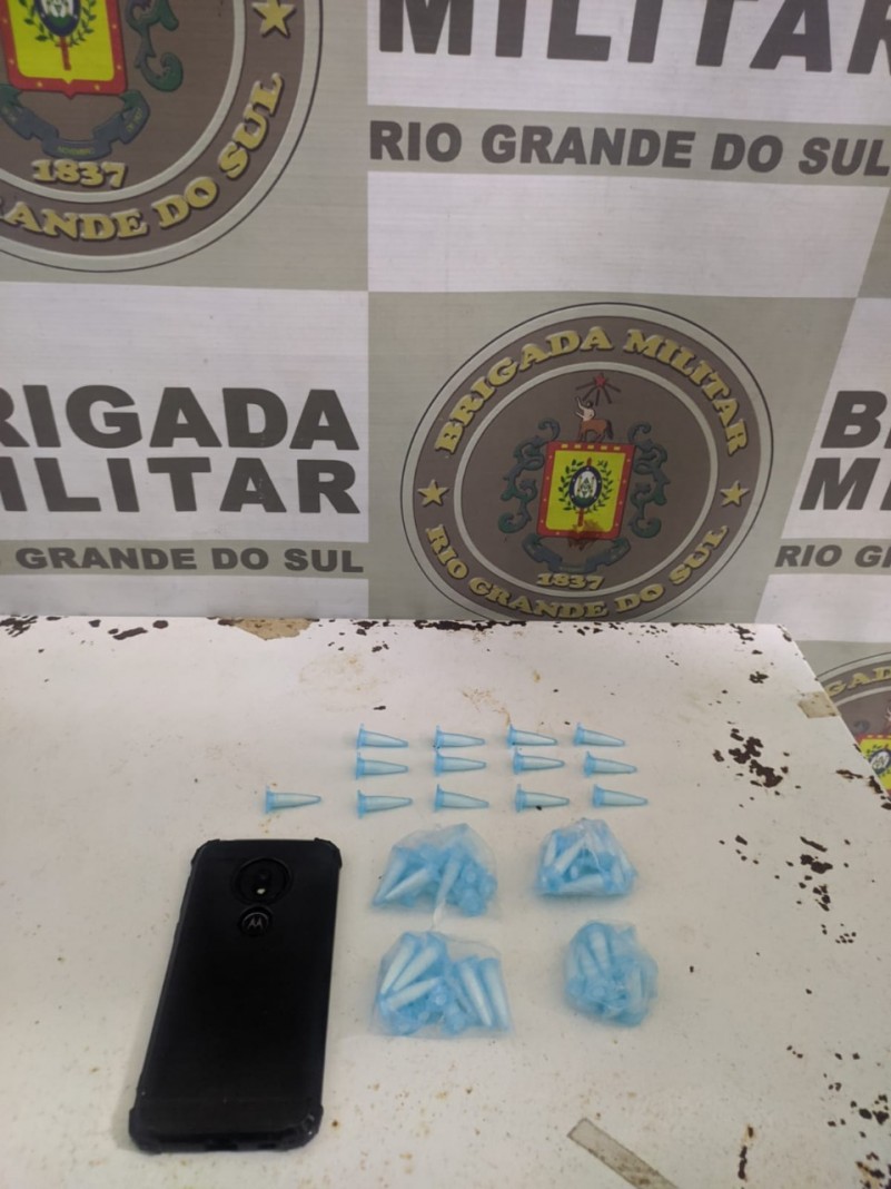 Com os homens, de 17 e 28 anos, foram localizados 65 pinos de cocaína e um telefone celular.