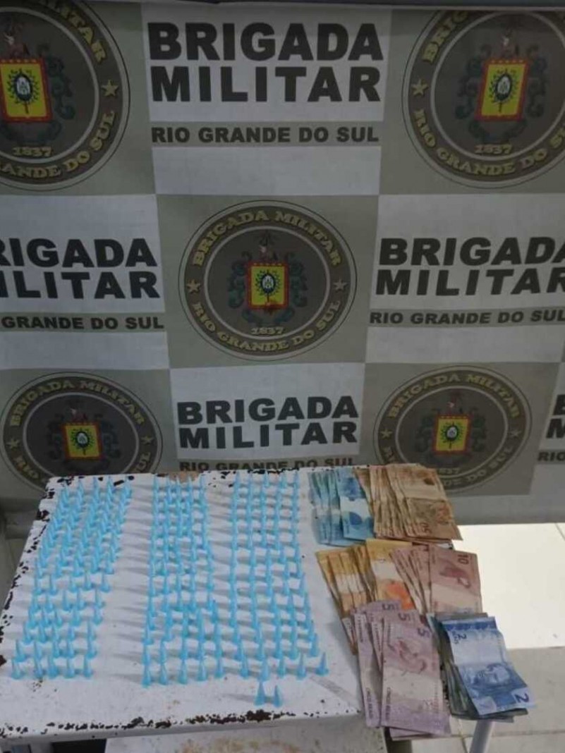 No interior do veículo foram localizados 222 pinos de cocaína e a quantia de R$ 1.500,00.