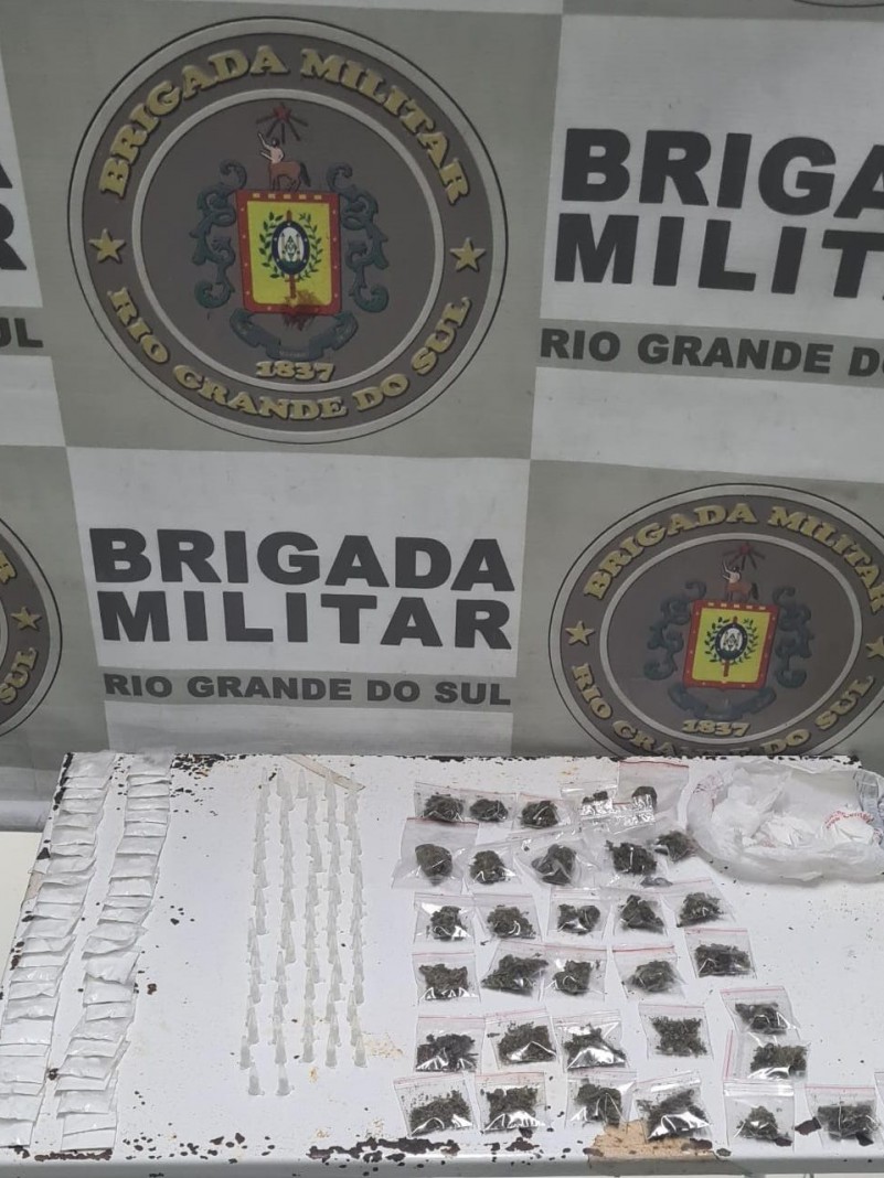 Com ele foram localizadas 48 porções de cocaína, 87 pinos de cocaína e 32 porções de maconha.