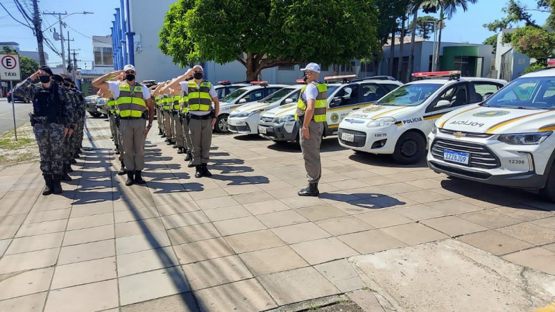Policiais militares em formatura