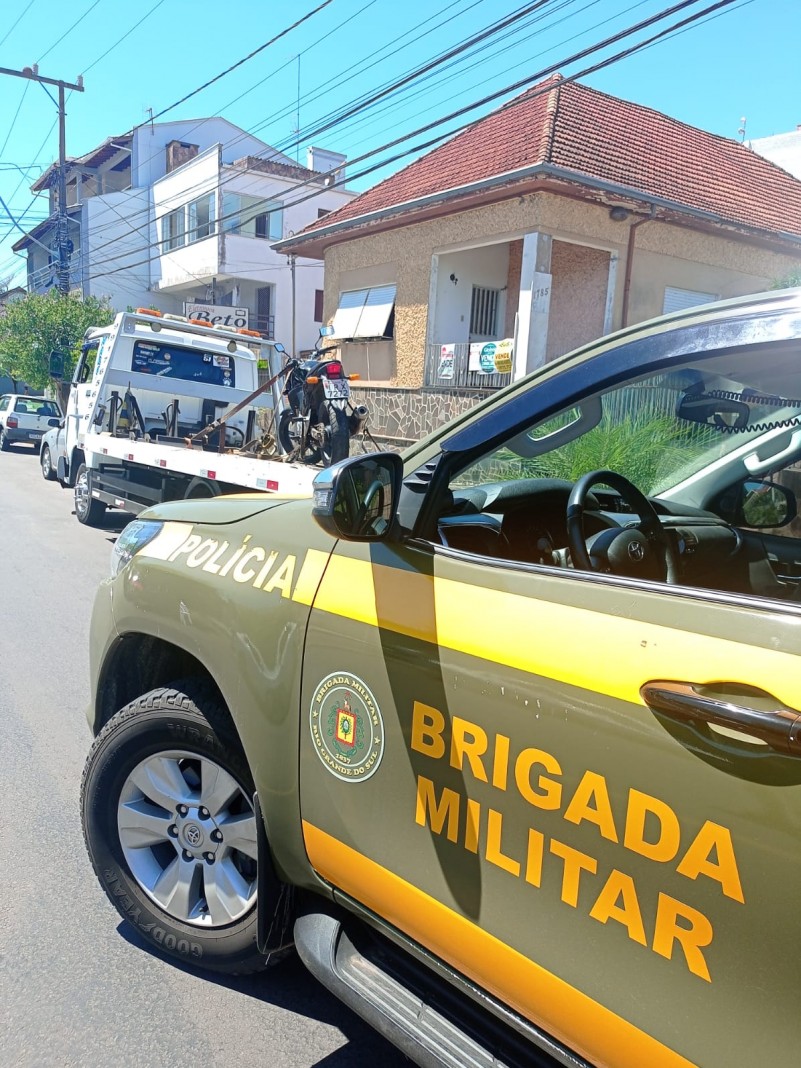 Motocicleta apreendida e viatura policial