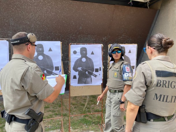Brigada Militar realiza competição de tiro entre brigadianas em alusão ao Dia Internacional da Mulher
