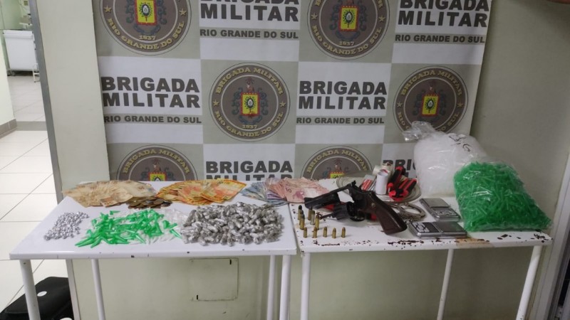 Homem foi preso por porte ilegal de arma e tráfico de entorpecentes na Vila Vista Alegre, em Cachoeirinha.