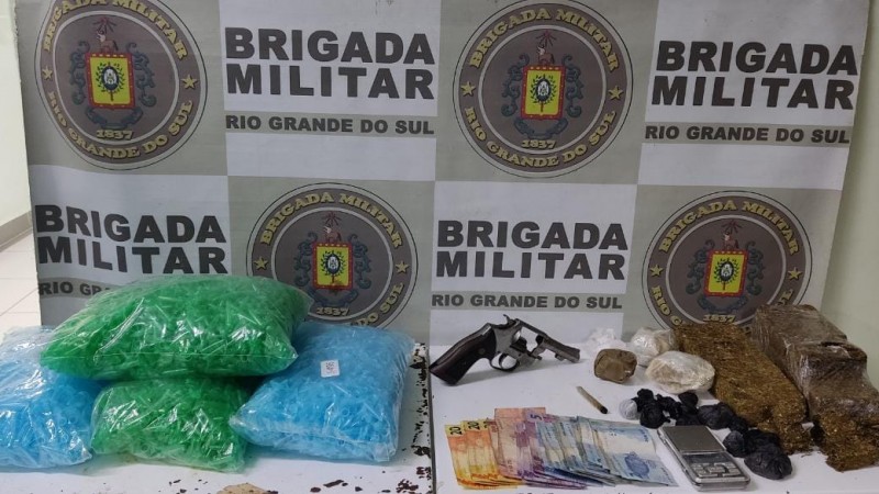 Dupla foi presa por tráfico de entorpecentes e porte ilegal de arma de fogo em Cachoeirinha.