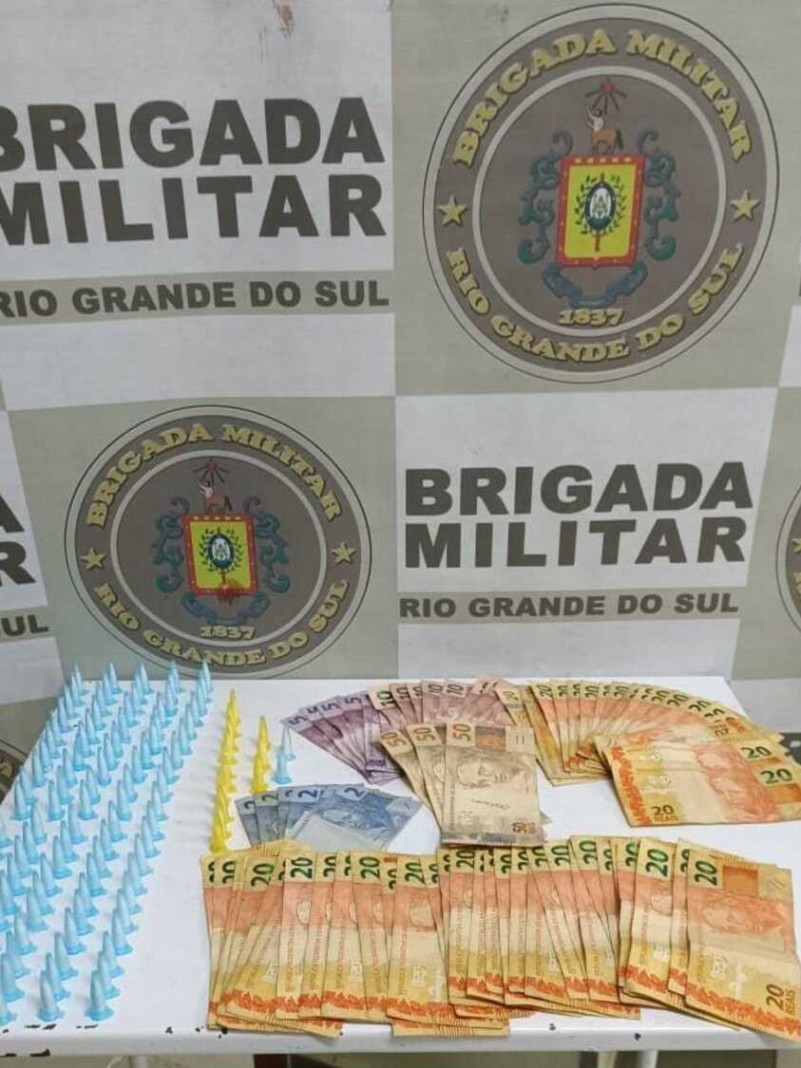 No interior do veículo foram localizados 115 pinos de cocaína, um telefone celular e a quantia de R$ 1.302,00.