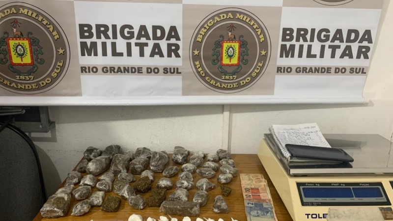 47 porções de maconha (938 gramas), 32 buchas de cocaína, (35 gramas), 20 pedras de crack (oito gramas), duas balas de LSD, dinheiro e um caderno contendo as anotações da contabilidade do tráfico