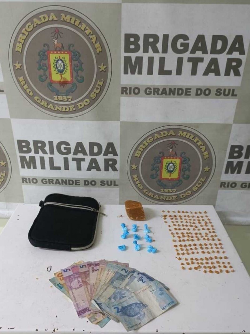 Os homens, de 22 e 38 anos, foram presos por tráfico de entorpecentes em Cachoeirinha.