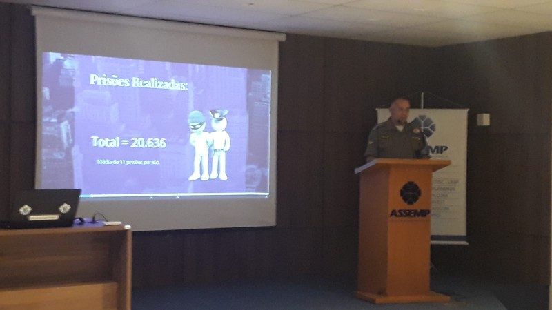 Tenente Coronel Moresco, Comandante do CRPO/VRP, realizando a presentação em formato de slides.