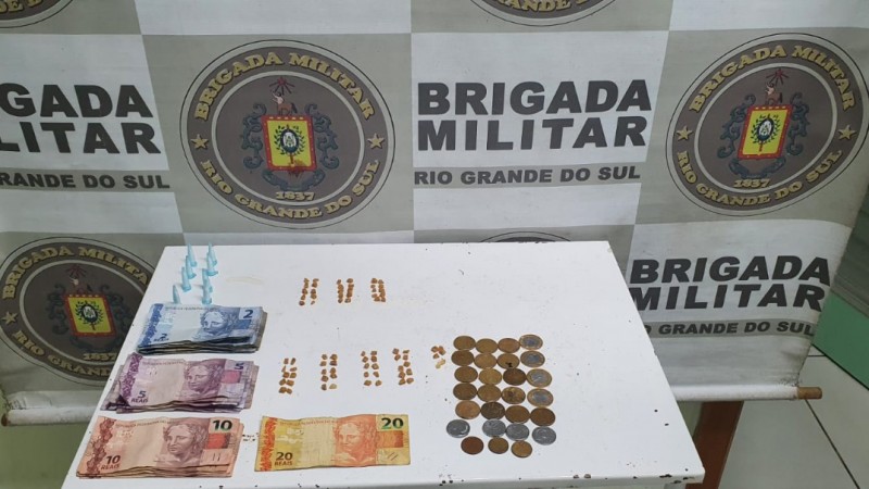 Com o homem de 24 anos foram apreendidas 76 pedras de crack, 08 pinos de cocaína e a quantia de R$ 184,00.